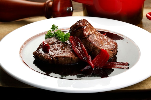 Filet mignon con salsa de vino tinto