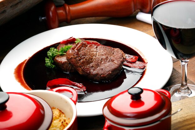 Filet mignon con salsa de vino tinto