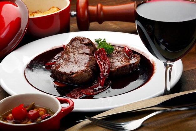 Filet mignon con salsa de vino tinto