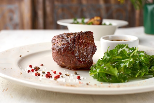 Filet mignon servido en un plato en el restaurante Espacio libre para su texto