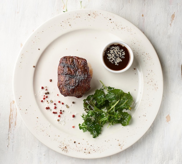 Filet mignon servido en un plato en el restaurante