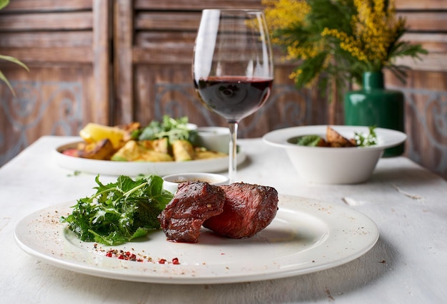 Filet mignon servido en un plato en el restaurante