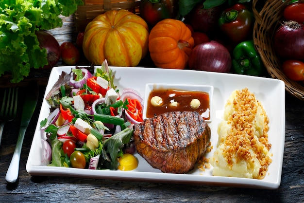 Filet mignon con verduras y ensalada de puré de patatas.