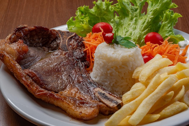 Filet mit Pommes, serviert mit Reis und Kopfsalat Tomaten-Karotten-Salat