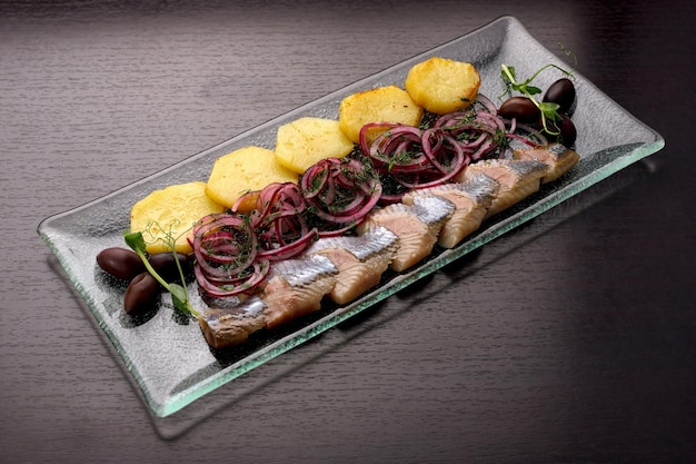 Filete de arenque con patatas cebollas y aceitunas