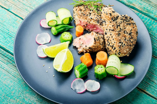 Filete de atún cocido al ajonjolí con verduras.