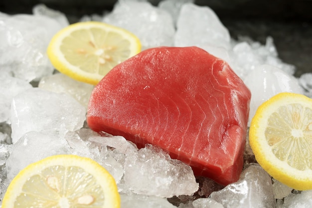 Filete de atún crudo fresco con limón y hielo