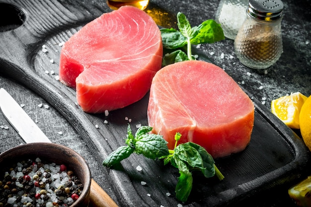 Filete de atún crudo con hierbas y especias