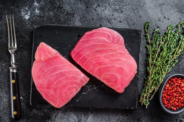 Filete de atún crudo sobre una tabla de cortar de mármol