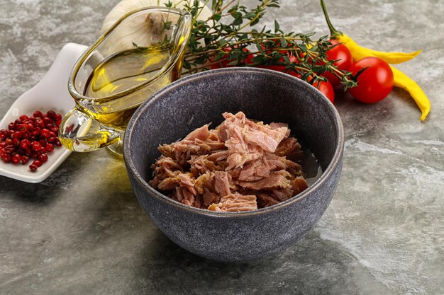 Filete de atún enlatado con aceite para ensalada