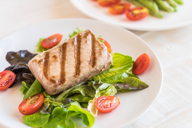 filete de atún con ensalada