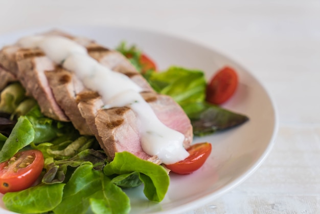 filete de atún con ensalada