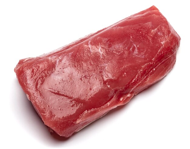 Un filete de atún fresco aislado sobre un fondo blanco