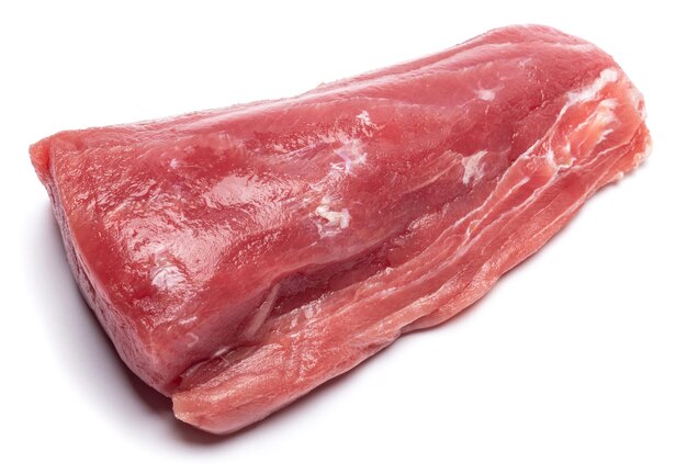 Un filete de atún fresco aislado sobre un fondo blanco