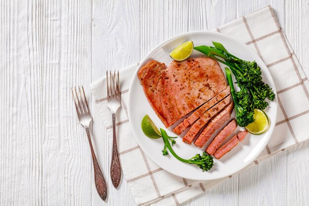 Filete de atún frito con brócolini hervido y lima