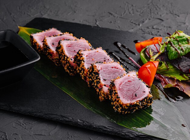 Filete de atún de sushi con semillas de sésamo