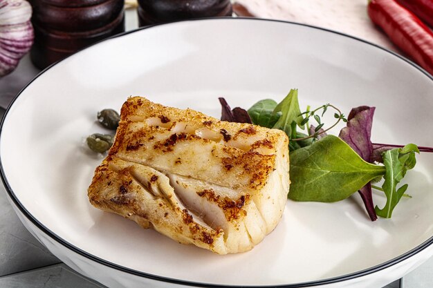 Filete de bacalao asado con hojas de ensalada