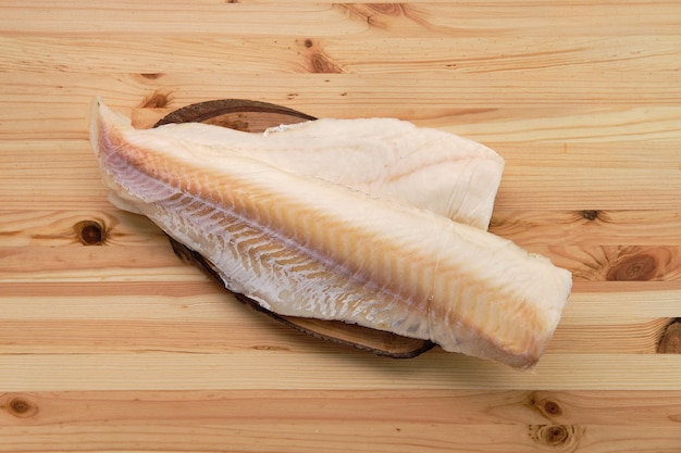 Filete de bacalao congelado en mesa de madera