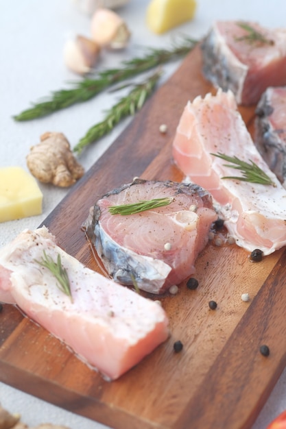 Filete de bacalao fresco deshuesado y sin piel sobre una tabla de cortar