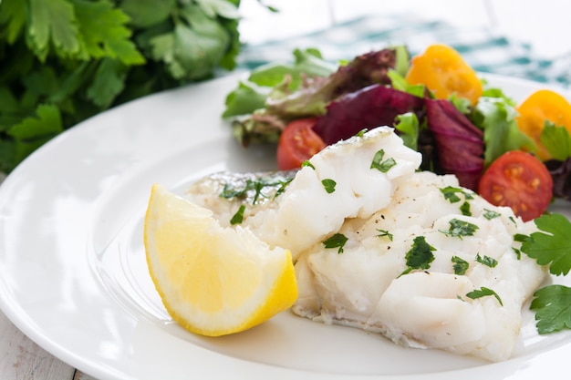 Filete de bacalao frito y ensalada en placa de cerca