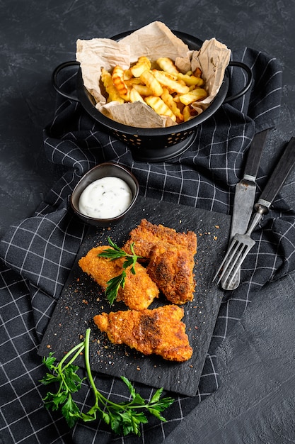 Filete de bacalao frito y patatas fritas.