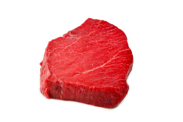 Un filete de carne aislado sobre un fondo blanco