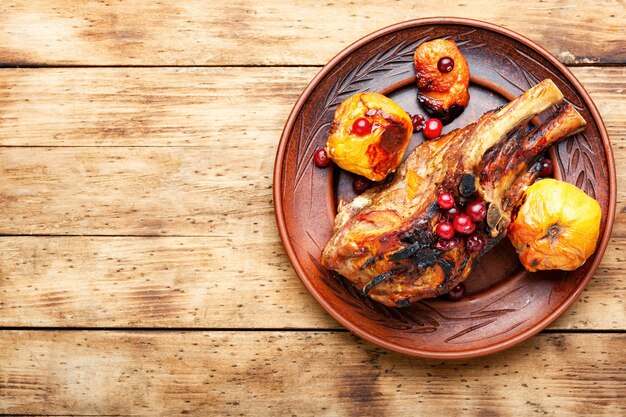 Filete de carne de cerdo asado con membrillo. Sabrosa carne frita. Copiar el espacio