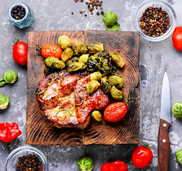 Filete De Carne Con Coles De Bruselas