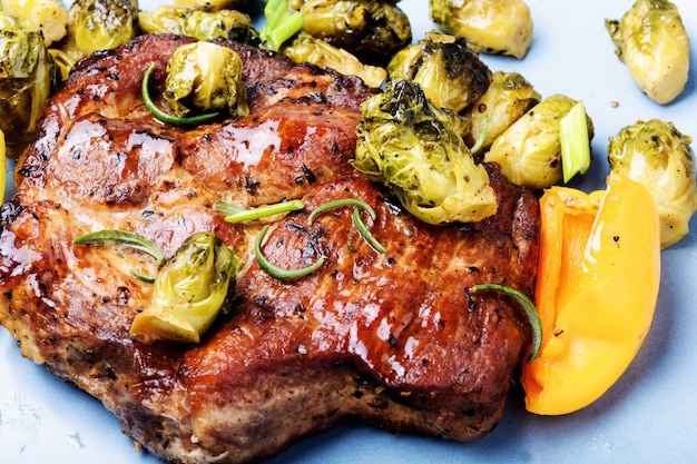 Filete de carne con coles de Bruselas