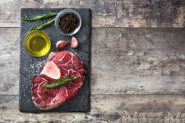 Filete de carne cruda en madera, vista superior con espacio de copia