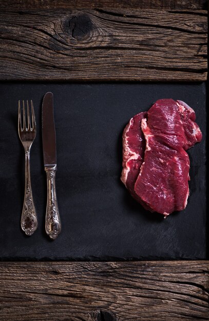 Un filete de carne cruda de mármol sobre un fondo negro