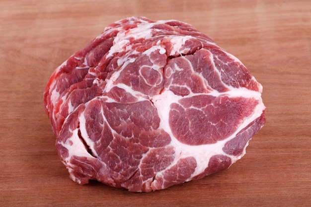 Filete de carne de cuello de cerdo crudo fresco sobre fondo de madera