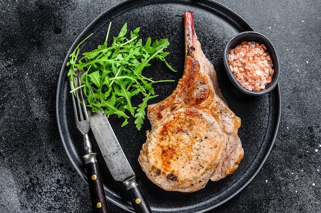 Filete de carne de lomo de chuleta de cerdo a la plancha sobre una placa de mármol