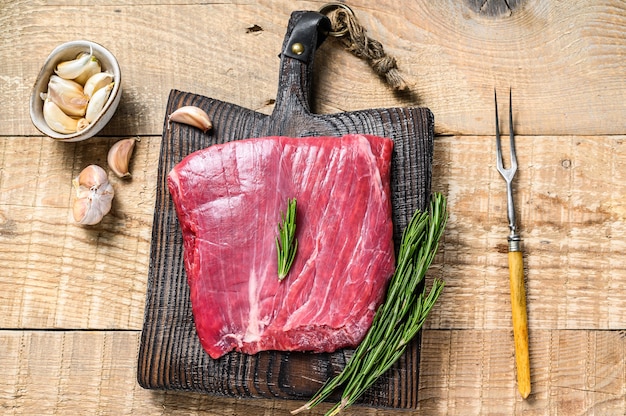 Filete de carne marmolada de ternera cruda fresca o bavette con romero