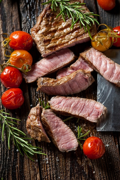 Filete de carne en mesa de madera