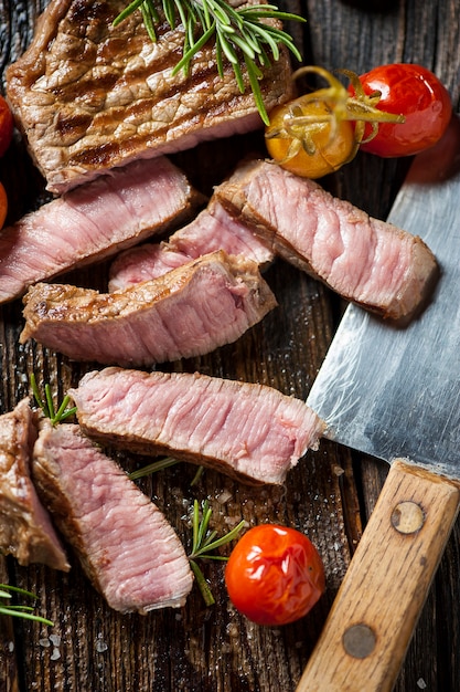 Filete de carne en mesa de madera