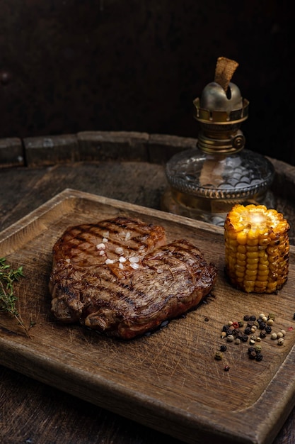 filete de carne a la parrilla en una tabla de madera con especias en un restaurante premium