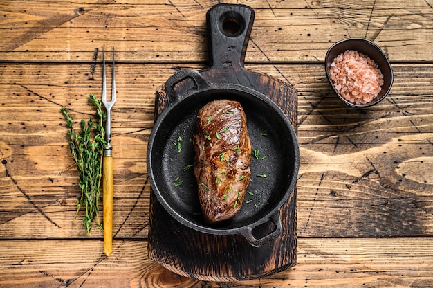 Filete de carne de pierna de cordero frito en una sartén