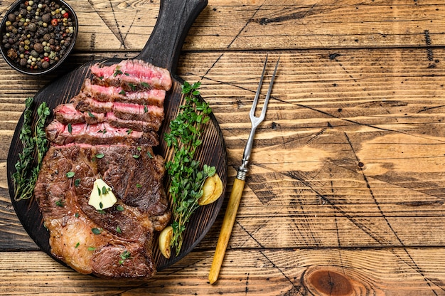 Filete de carne de res asado de costilla en una tabla para cortar