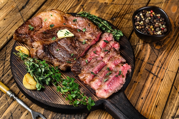 Filete de carne de res asado de costilla en una tabla para cortar