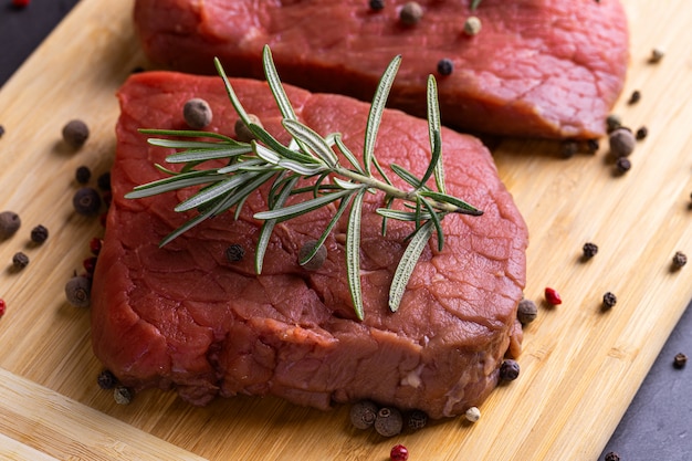 Filete de carne de res cruda fresca en rodajas sobre una tabla de madera