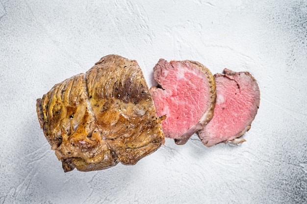 Filete de carne de rosbif en la mesa de la cocina.