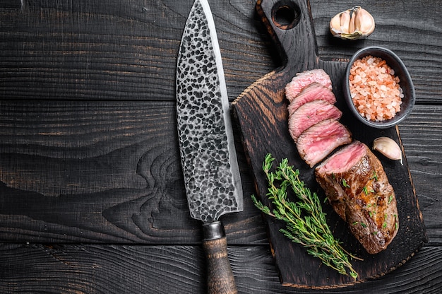 Filete de carne de solomillo de cordero a la parrilla en un cuchillo de carnicero