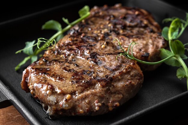 Filete de carne en el tablero de madera