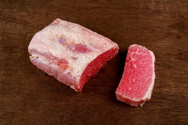 Filete de carne de vaca sin procesar fresco aislado en blanco