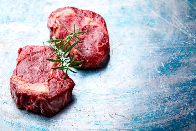 Filete de carne de vaca veteado fresco crudo de la carne. Hierbas