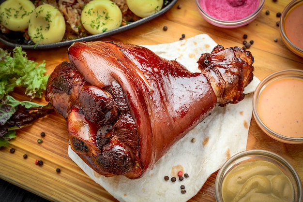 Foto filete de cerdo al horno con chucrut con bigus