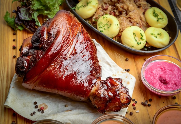 Foto filete de cerdo al horno con chucrut con bigus