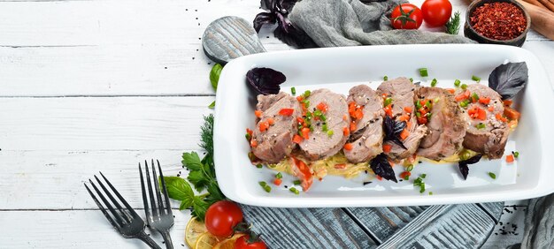 Filete de cerdo al horno con verduras Platos comida Vista superior Espacio libre para su texto