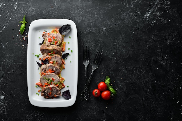 Filete de cerdo al horno con verduras Platos comida Vista superior Espacio libre para su texto